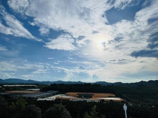 远眺产业园内的中国赣南脐橙博览馆 燕燕飞摄
