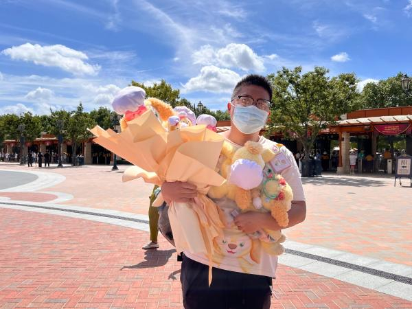 胡先生和他的玩偶花束。&nbsp;&nbsp;澎湃新闻记者 邹佳雯 摄