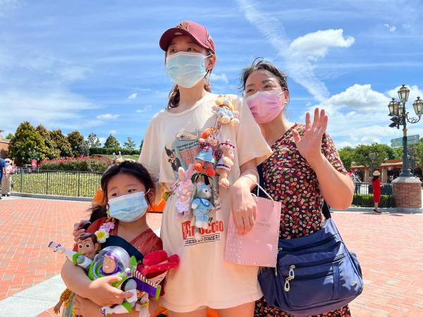 游客们合影&nbsp;&nbsp;澎湃新闻记者 邹佳雯 摄