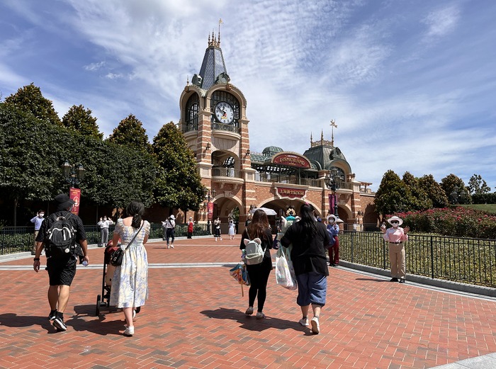 乐园内的游客&nbsp;&nbsp;&nbsp;澎湃新闻记者 邹佳雯 摄