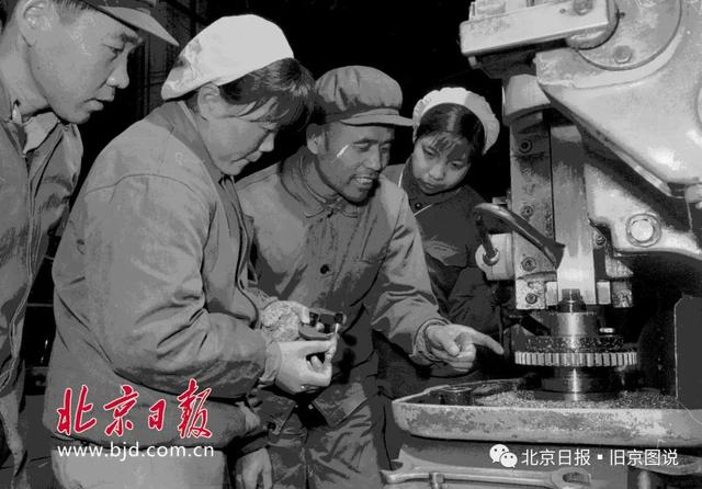 1967年，北京第一机床厂女工们在自动化健铣床上紧张操作，迎接“三八”。翁一 摄