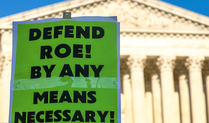 当地时间2022年6月24日，美国华盛顿，堕胎权的支持者在华盛顿国会山上的联邦最高法院外举行示威活动。美国联邦最高法院推翻近半个世纪前在联邦层面确立堕胎权的判例“罗诉韦德案”，这意味着女性堕胎权将不再受美国宪法保护。
