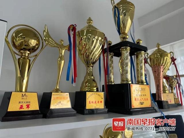 一家美甲美牙机构的墙壁上摆放美牙师的“奖项”。南国早报记者摄 