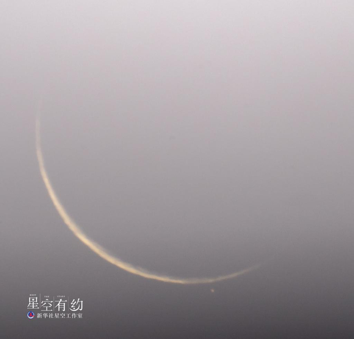 这是北京市天文爱好者汤波2021年12月3日在北京拍摄的“火星伴月”。（本人供图）