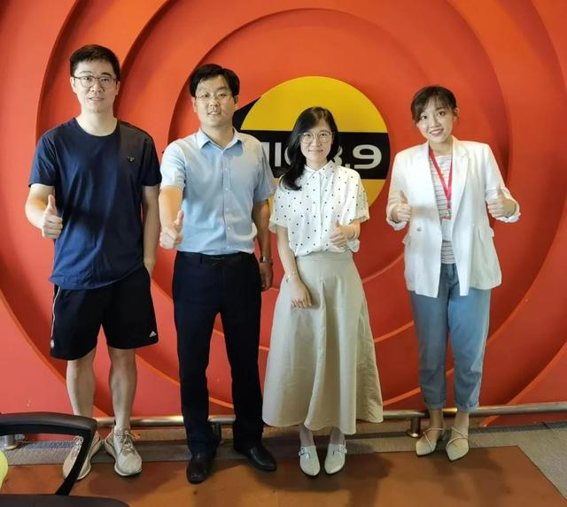 　　△《1039汽车天下》主持人张琦、北京市经济和信息化局汽车交通产业处副处长吴志全、北京市商务局流通发展处副处长耿英贞、《1039汽车天下》主持人赵爽（从左到右）