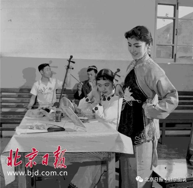 1959年，北京第一机床厂职工业余歌舞团到北京工人疗养院进行慰问演出。魏中时摄