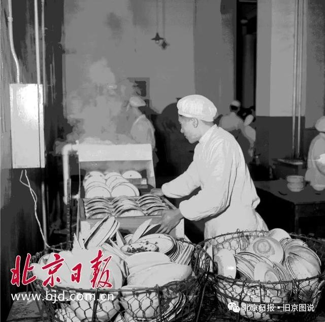 1960年，北京第一机床厂洗碗机，呱呱叫，洗净消毒全做到，从今洗碗不用手，炊事人员齐欢笑。王一波摄
