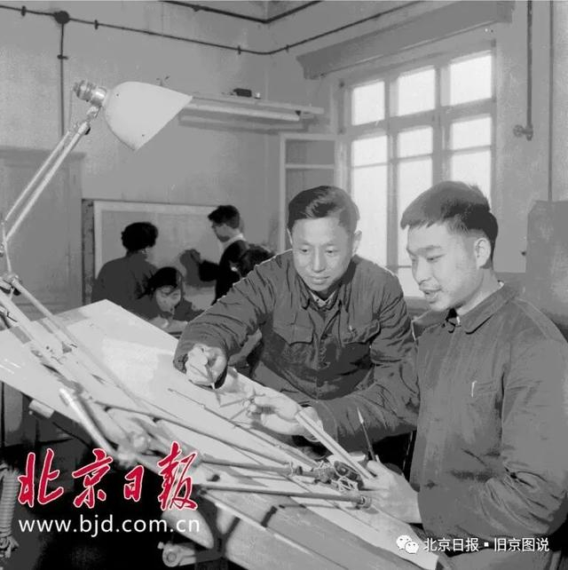 1961年，北京第一机床厂锻冶科技术员施孝永和张葭华正在设计机床工艺装备零件。冯文冈摄