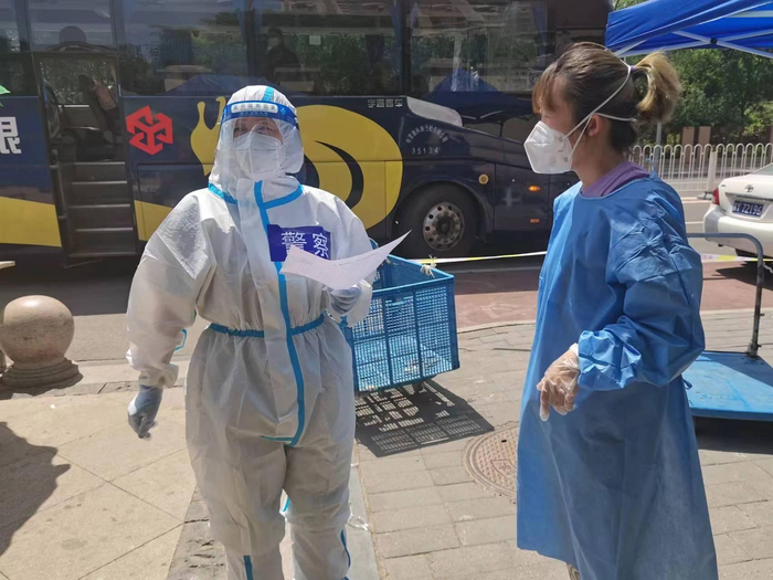 王木香在社区配合做集中隔离人员的转运工作。受访者供图