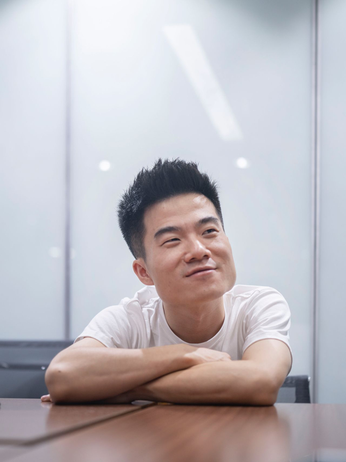 董宇辉微笑着谈到目前的工作状态：“现在很好”。新京报记者 赵亢 摄