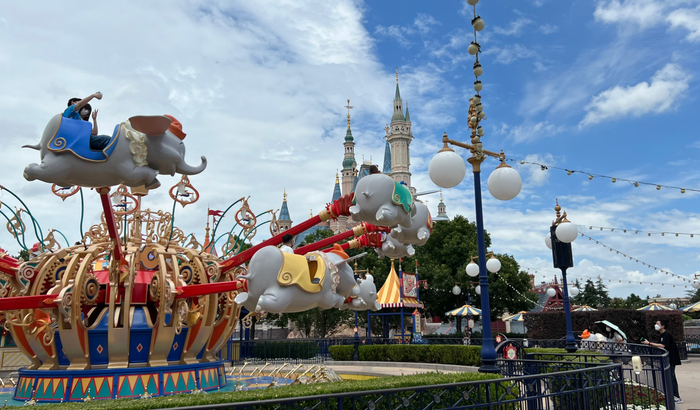 游客在游乐项目小飞象上拍照留念。&nbsp;澎湃新闻记者 李菁 摄