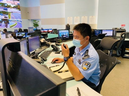 度假区公安处综合指挥室，警方实时监控避免大量人员聚集情况发生。&nbsp;浦东公安供图