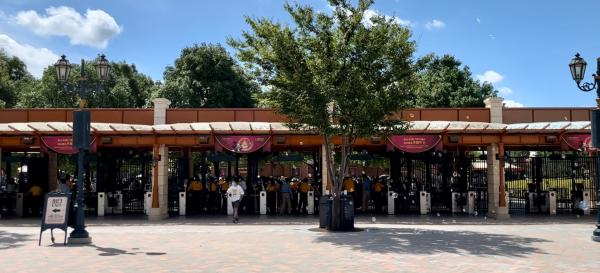 6月30日早上九点半，第一位游客进入上海迪士尼乐园。&nbsp;&nbsp;澎湃新闻记者 邹佳雯 摄