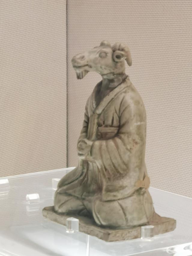 青釉羊头人身俑唐代(618-907年)1978年重庆万州附马唐墓出土green