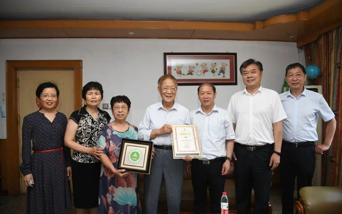 河南农业大学教授王泽霖（左四）将300万元奖金捐给学校。图/河南农业大学官方微信公众号