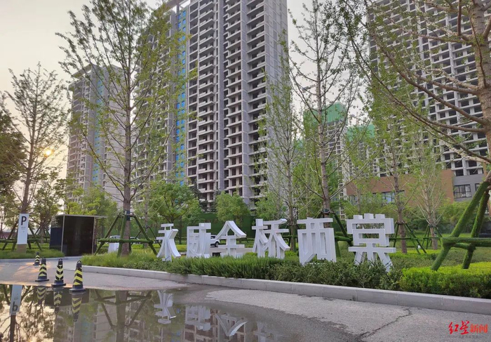 永威金桥西棠楼盘从外面看处于停工状态