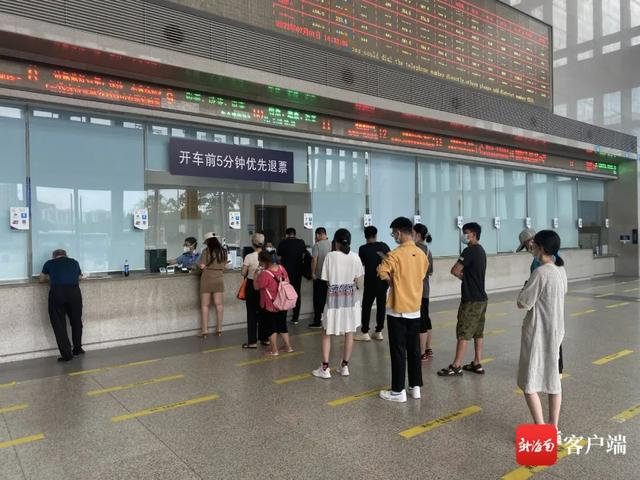 车站旅客 通讯员 陈可瑞 摄 