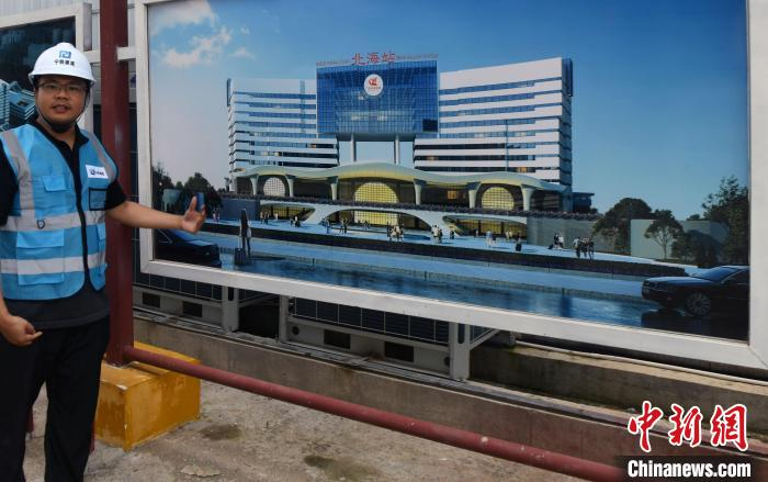 建设人员介绍北海站站改项目效果图。　蒋雪林 摄