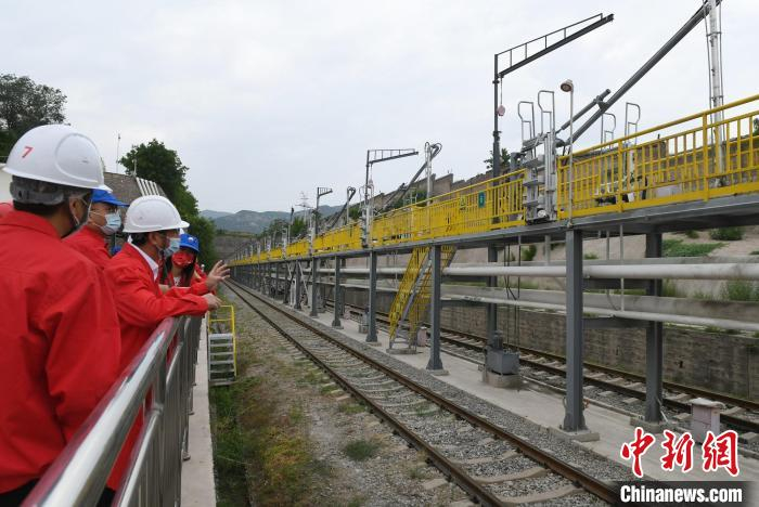 该油库设有1500米铁路专用线，280米长的卸油栈桥一座，栈桥共有46个卸油鹤位。　武六红 摄