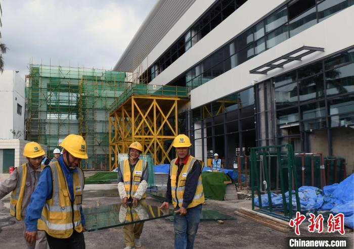 工人在施工中。　蒋雪林 摄