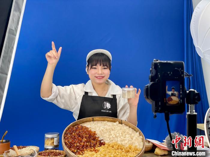 屏南主播在为食用菌产品直播带货。　吕巧琴 摄