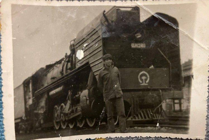 李国方和他驾驶的蒸汽机车（受访者供图）