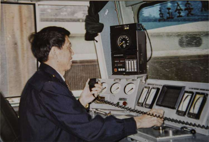 1998年，李国方驾驶的电力机车（受访者供图）