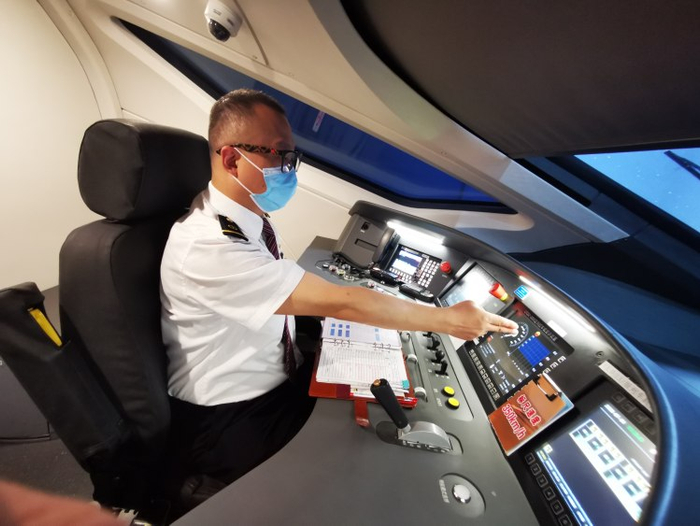 李治刚驾驶的“复兴号”动车组   （受访者供图）