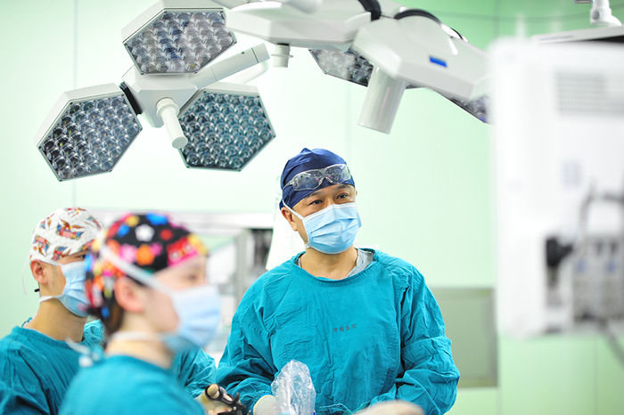 叶定伟教授（右一）为肾癌患者开展手术。 复旦大学附属肿瘤医院 供图&nbsp;