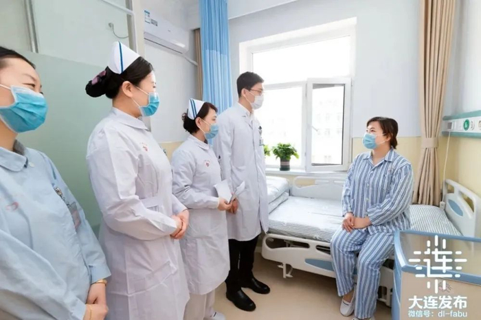 日间病房治疗中。/“大连发布”