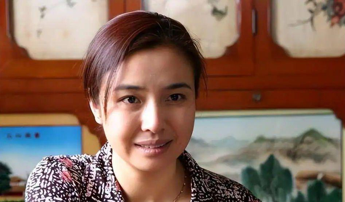 “内地王祖贤”王澜,因病身材大变样,与小三岁周迅合影像两辈人