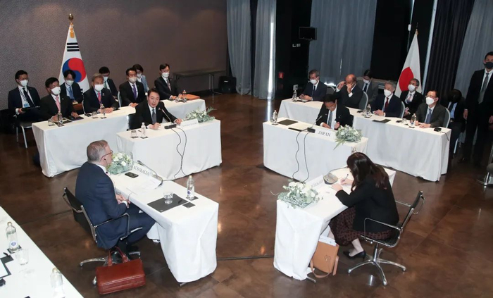 　　6月29日，北约峰会举行期间，日本、韩国、澳大利亚、新西兰四个亚太国家领导人在马德里一家酒店内举行四国首脑会晤。图源：人民视觉