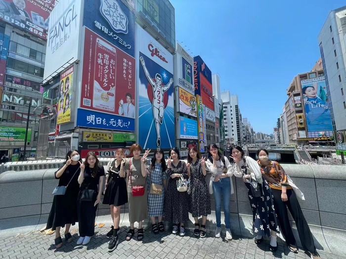 北京外国语大学日本留学生前田明梨（右一）和她的同学