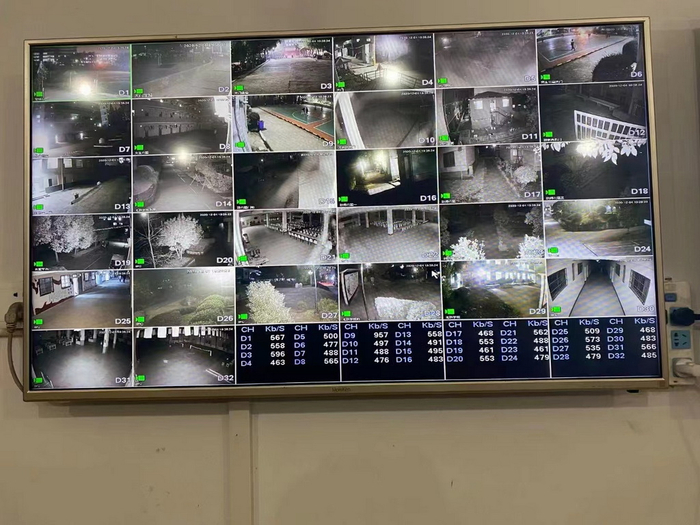 　郊外学校校长室里的监控屏幕。