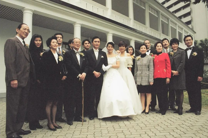 ▲港剧《天地男儿》中，罗嘉良饰演反派徐家立（中）。