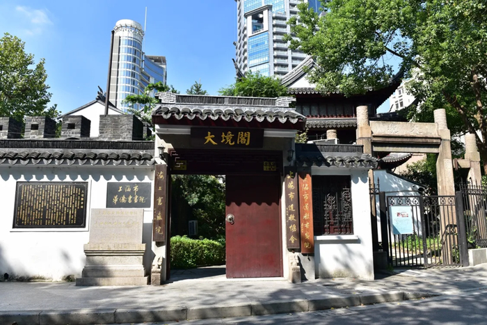 长近50米的古城墙和建在古城墙上的大境阁，是上海县城现今仅存的遗迹