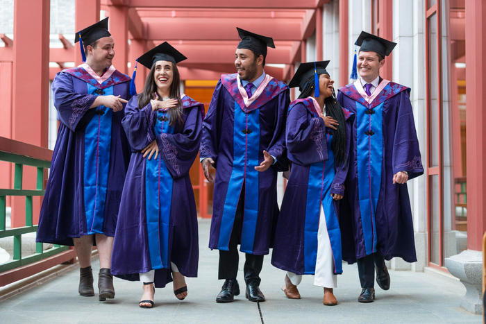 清华大学美国留学生乔伟（Joshua Kemp）（左一）和同学拍毕业照