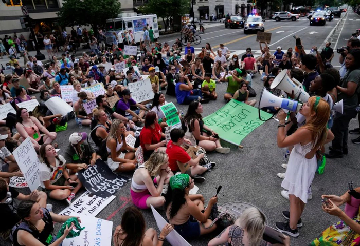 当地时间2022年6月26日，美国华盛顿特区，数百名抗议者聚集在白宫和最高法院附近。图/IC photo