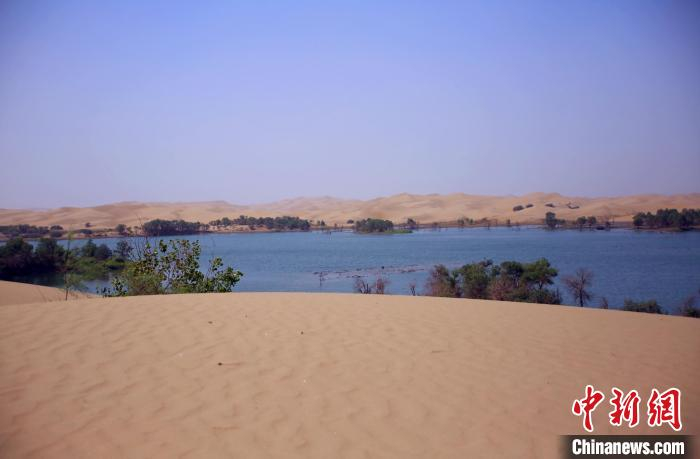 该区域集沙漠、河流、湖泊、胡杨等融为一体。　史玉江 摄