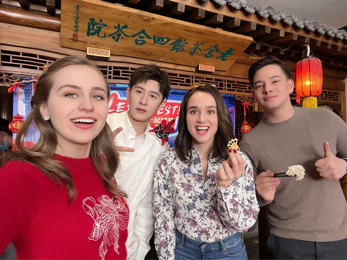 清华大学白俄罗斯留学生苏小小（左一）和同学在一起。