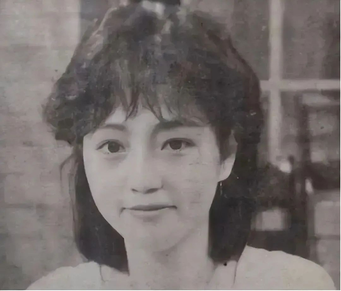 年轻时风华绝代，却甘扮丑女，三次向男友求婚被拒，40岁嫁给亿万富翁，58岁的她被夸真好命|苑琼丹|林正英|黄乃扬_新浪新闻