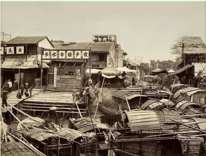 清末，黄浦江边商贸繁忙的景象