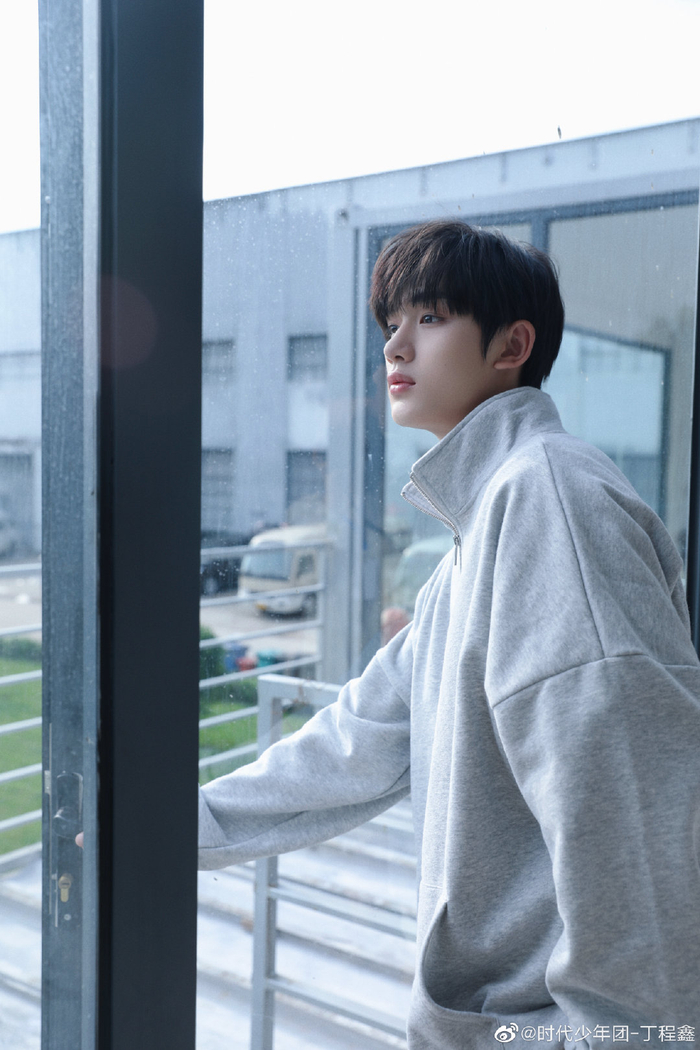 丁程鑫晒灰色卫衣五连拍每个角度都好好看