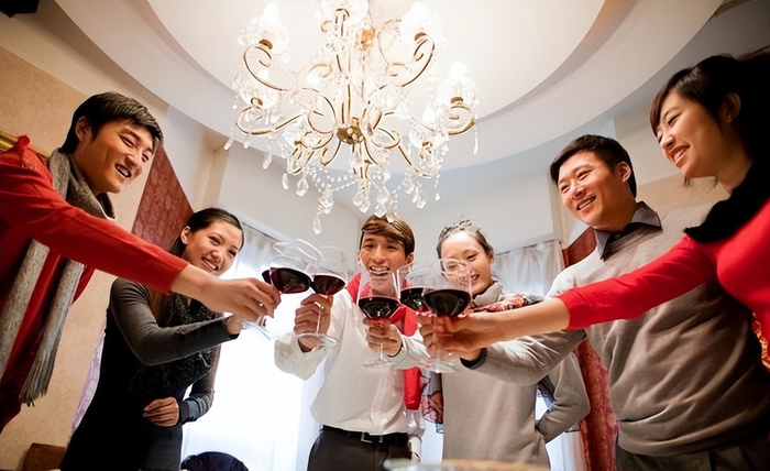 给领导敬酒他不喝咋办?别说“您随意我干了”,用这4招化解尴尬