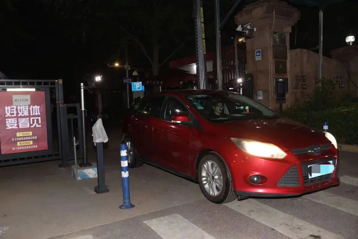 7月3日0:00，鹿鸣苑管控区解除管控，居民迫不及待外出。