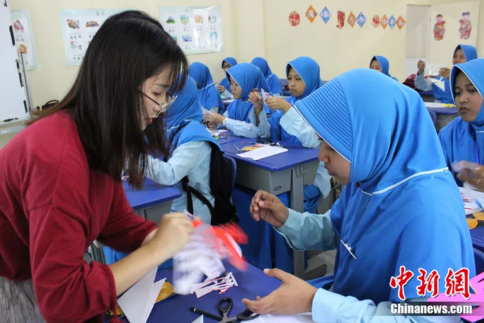 印尼中学生到玛琅国立大学孔子学院体验剪纸。中新社发 受访者 供图