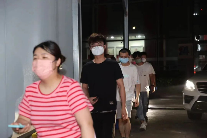 7月3日0:00，荣京丽都居民在解除封控措施后陆续走出小区。