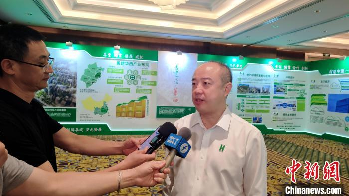 华西集团相关负责人接受媒体采访。　杨伏山 摄