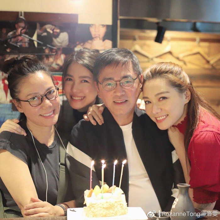 汤镇宗和他的太太及两个女儿（右为汤洛雯）。  图片来自汤洛雯微博