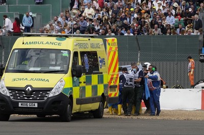 2022年F1英国大奖赛：周冠宇遭遇严重事故翻车退赛 所幸人无大碍